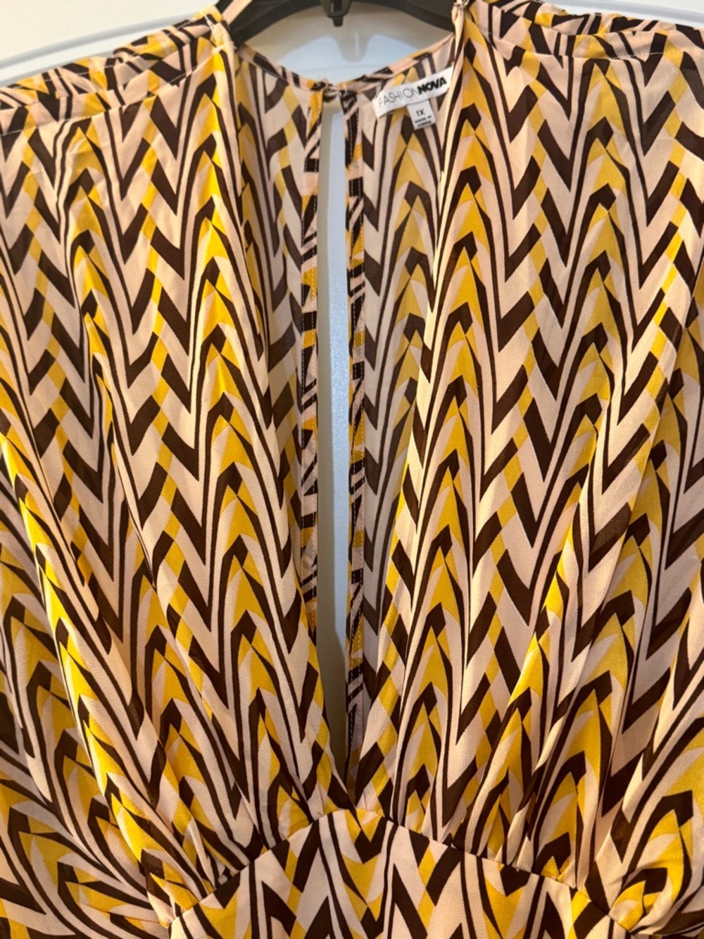 Like New! Fashion Nova Women’s Patterned Maxi Dress in Mustard and Black Size 1X - Picture 3 of 5
